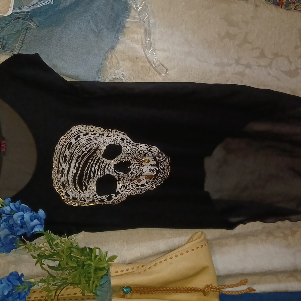 Gold toothed skull top